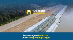 Pemasangan Geotextile untuk Turap Tebing Sungai
